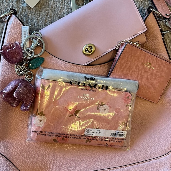 TODAY!! NWT! Coach Petal Pink Small Hobo 5 set- - Picture 6 of 14